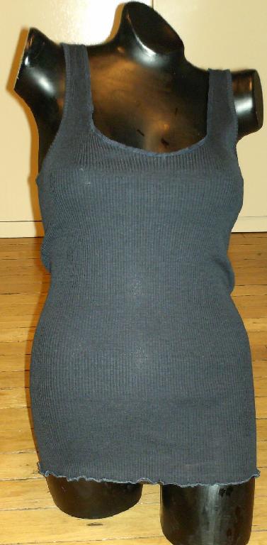 MAILLOT DE CORPS UNICOLORE, TYPE DÉBARDEUR, CONFECTIONNÉ EN ÉTOFFE DE BONNETERIE LÉGÈRE MAJORITAIREMENT DE SOIE (70% SOIE – 30% COTON), DESCENDANT JUSQU'AUX HANCHES, AVEC UNE ENCOLURE RONDE, SANS MANCHES, AVEC DE LARGES BRETELLES, AVEC UN OURLET ROULOTTÉ À LA BASE.