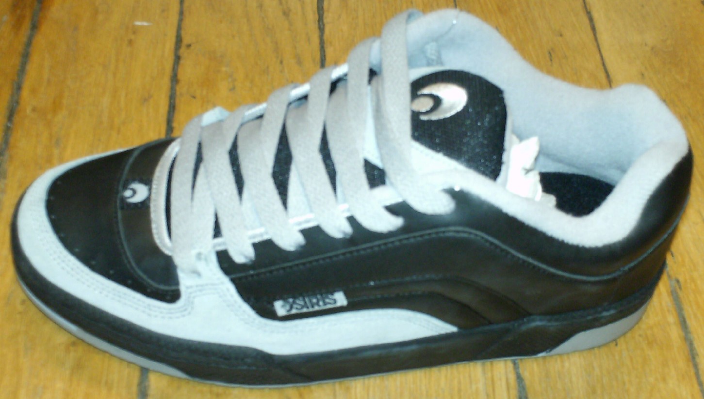 CHAUSSURE POUR ADULTES, NON RECONNAISSABLE COMME ÉTANT POUR HOMME OU POUR FEMME, DESTINÉE À UNE ACTIVITÉ SPORTIVE, NE RECOUVRANT PAS LA CHEVILLE, AVEC UN DESSUS MAJORITAIREMENT EN MATIÈRE PLASTIQUE COMPORTANT DES PARTIES EN CUIR , AVEC UNE SEMELLE EXTÉRIEURE EN CAOUTCHOUC À TECHNOLOGIE SPÉCIALE (DENSITÉ INFÉRIEURE À 0,6 G/CM3), AVEC UNE SEMELLE INTÉRIEURE D'UNE LONGUEUR SUPÉRIEURE À 24 CM, AVEC UNE LANGUETTE, AVEC DES LACETS.

IL S'AGIT D'UNE CHAUSSURE À TECHNOLOGIE SPÉCIALE.