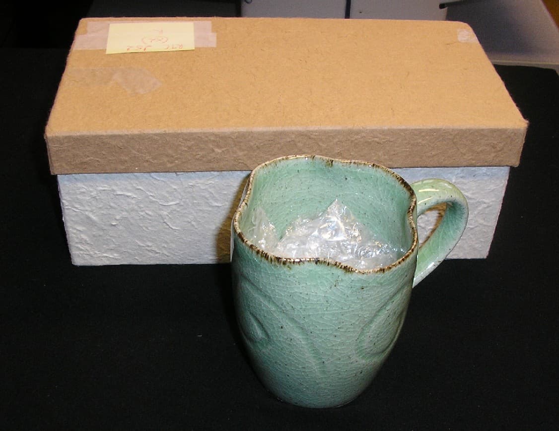 LOT DE DEUX TASSES EN CÉRAMIQUE, FAITE À BASE DE TERRE COMMUNE CUITE, FAITES À LA MAIN, AVEC UNE ANSE, D'UNE HAUTEUR DE 10 CM, AVEC UNE SURFACE D'ASPECT CRAQUELÉ.
ELLES SONT CONDITIONNÉES POUR LA VENTE AU DÉTAIL DANS UNE BOÎTE EN CARTON.
