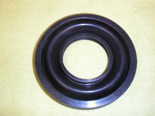 PIECE DETACHEE, POUR VEHICULES AUTOMOBILES, EN CAOUTCHOUC VULCANISE NON DURCIE, DE FORME RONDE, TROUEE EN SON MILIEU, D'UN DIAMETRE DE 10.50 CM, DESTINEE A ASSURER L'ETANCHEITE DES PROJECTEURS DE VEHICULE CONTRE TOUTE INFILTRATION D'EAU ET DE POUSSIERE.