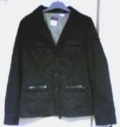 VESTE UNICOLORE POUR FEMMES EN TISSU DE COTON, AJUSTÉE, DESTINÉ À RECOUVRIR LA PARTIE SUPÉRIEURE DU CORPS, DESCENDANTJUSQU'AUX HANCHES, AVEC UNUNE ENCOLURE EN V PRÉSENTANT UN COL TYPE CHEMISE, AVEC DES MANCHES LONGUES POURVUES À LEURS EXTRÉMITÉS D'UNE OUVERTURE PARTIELLE FERMANT AU MOYEN D'UN BOUTON, AVEC UNE OUVERTURE COMPLÈTE SUR LE DEVANT SE FERMANT DROITE SUR GAUCHE AU MOYEN DE 4 BOUTONS, AVEC DEUX POCHES AU NIVEAU DE LA POITRINE, AVEC QUATRE POCHES SOUS LA TAILLE, AVEC UNE DOUBLURE, AVEC UNE CEINTURE DANS LE DOS RESSERRANTE, AVEC UNE BASE OURLÉE.