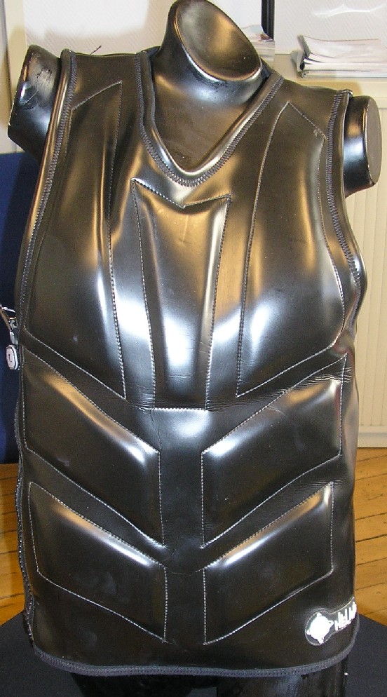 VÊTEMENT GENRE GILET DESTINÉ À LA PRATIQUE DES SPORTS NAUTIQUES RÉALISÉ EN CAOUTCHOUC ALVÉOLAIRE (NÉOPRÈNE) RECOUVERT SUR LA FACE INTERNE D'UNE ÉTOFFE DE BONNETERIE DE FIBRES SYNTHÉTIQUES (NYLON) ET SUR LA FACE EXTERNE DE MATIÈRE PLASTIQUE, DESTINÉ À COUVRIR LA PARTIE SUPÉRIEURE DU CORPS, DESCENDANT JUSQU'AUX HANCHES, AVEC UNE ENCOLURE EN V, SANS MANCHES, AVEC DE LARGES BRETELLES, AVEC UNE OUVERTURE COMPLÈTE SUR LE CÔTÉ DROIT SE FERMANT À L’AIDE D’UNE FERMETURE À GLISSIÈRE, AVEC DES RENFORTS EN MOUSSE ALVÉOLAIRE, AVEC UNE DOUBLURE COMPLÈTE FAITE DE NÉOPRÈNE RECOUVERT SUR SES DEUX FACES D' ÉTOFFE DE BONNETERIE, AVEC UNE INSCRIPTION DANS LE DOS, AVEC UNE ÉTIQUETTE COUSUE SUR LE DEVANT EN BAS À GAUCHE, AVEC UN OURLET À LA BASE.