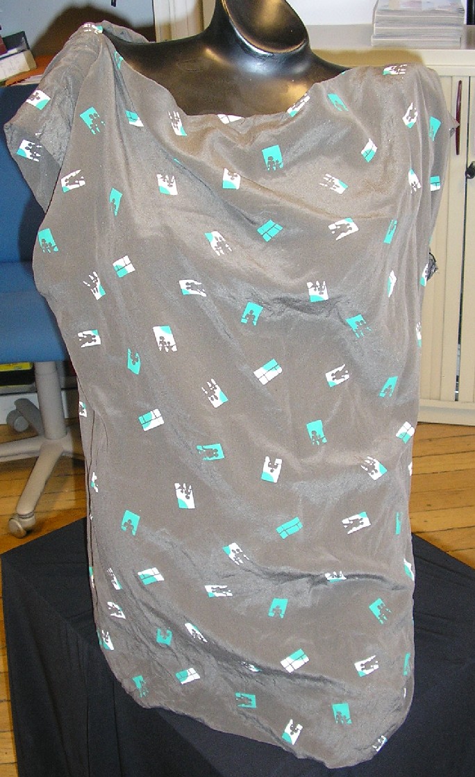 VÊTEMENT POUR FEMMES EN TISSU SATINÉ DE SOIE IMPRIMÉ DESTINÉ À RECOUVRIR LA PARTIE SUPÉRIEURE DU CORPS, GENRE BLOUSE, DESCENDANT JUSQU'AUX HANCHES, AVEC UNE ENCOLURE TYPE DANSEUSE, AVEC DES MANCHES COURTES, AVEC UNE BASE OURLÉE.
