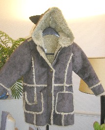 VETEMENT POUR ENFANT, STYLE MANTEAU, FABRIQUE A PARTIR DE DEUX ETOFFES DE BONNETERIE CONTRECOLEES : SUR LE DESSUS UNE ETOFFE DE BONNETERIE GRATEE DE POLYESTER (95%) ET ACRYLIQUE (5%) ET A L’ENVERS UNE ETOFFE DE BONNETERIE ACRYLIQUE A LONG POILS GENRE FOURRURE, AVEC UN CAPUCHON FIXE, AVEC DES MANCHES LONGUES, AVEC UNE OUVERTURE COMPLETE SUR LE DEVANT SE FERMANT A L’AIDE D’UNE FERMETURE A GLISSIERE DISSIMULEE SOUS UNE PATTE DE PROTECTION SE FERMANT DROITE SUR GAUCHE A L’AIDE DE BOUTONS-PRESSION, AVEC DEUX POCHES PLAQUES AU NIVEAU DES HANCHES.

CE VETEMENT DESCEND AU DESSOUS DE LA MI-CUISSES.
LONGUEUR DOS : 62 CM ENVIRON