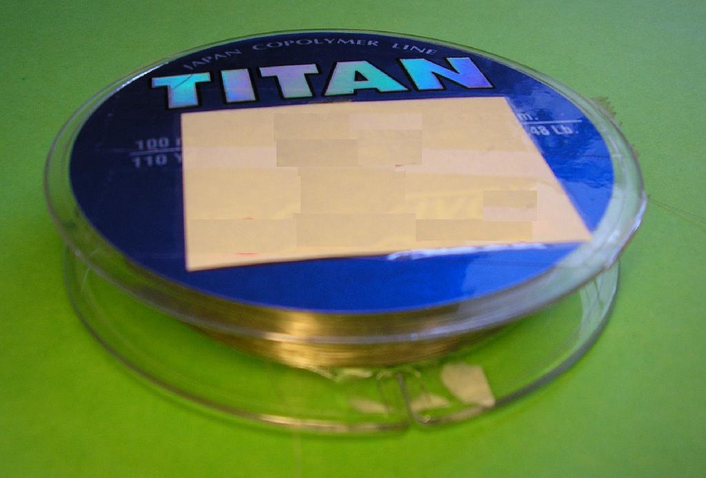 MONO FILAMENT SYNTHÉTIQUE (POLYAMIDE), TITRANT PLUS DE 67 DÉCITEX, N'EXCÉDANT PAS 1MM DE DIAMÈTRE, D'UNE LONGUEUR DE 100 MÈTRES, PRÉSENTÉ EN BOBINE POUR LA VENTE AU DÉTAIL, D'UN POIDS N'EXCÉDANT PAS 85 GRAMMES (ENVIRON 40 GRAMMES).

CE FIL EST DESTINÉ À ÊTRE UTILISÉ POUR LA PÊCHE.