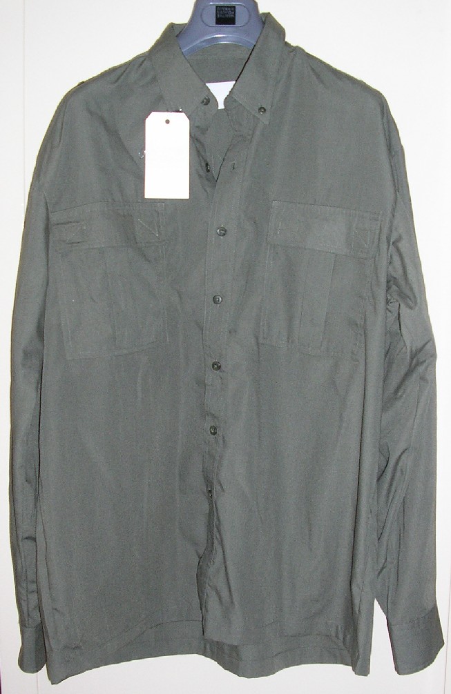 VÊTEMENT POUR HOMMES, DU TYPE CHEMISE, EN TISSU DE FIBRES SYNTHÉTIQUES MAJORITAIREMENT (65% POLYESTER, 35% COTON), UNICOLORE, DESTINÉ À RECOUVRIR LA PARTIE SUPÉRIEURE DU CORPS, DESCENDANT JUSQU'AUX HANCHES, AVEC UN COL, AVEC UNE OUVERTURE COMPLÈTE SUR LE DEVANT SE FERMANT GAUCHE SUR DROITE AU MOYEN DE 7 BOUTONS, AVEC DES MANCHES LONGUES POURVUES À LEUR EXTRÉMITÉ D'UNE OUVERTURE PARTIELLE SE FERMANT AU MOYEN D'UN BOUTON, AVEC DEUX POCHES AU NIVEAU DE LA POITRINE MUNIES D'UN RABAT SE FERMANT AU MOYEN DE BANDES VELCRO, AVEC UN PLI D'AISANCE DANS LE DOS, AVEC UNE BASE OURLÉE.