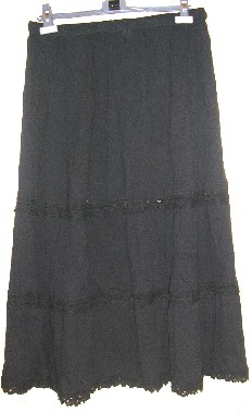 JUPE LONGUE POUR FEMMES, EN TISSU 100% COTON ASPECT CRÉPON, TEINTE UNIFORMÉMENT, SANS OUVERTURE, DESCENDANT JUSQU'AU-DESSOUS DES MOLLETS, COMPORTANT UNE BANDE ÉLASTIQUE À LA TAILLE AINSI QU'UN CORDON COULISSANT À NOUER SUR LE DEVANT ET TROIS BANDES DE MACRAMÉ D'ENVIRON 3 CM DE LARGEUR APPLIQUÉES SUR LE HAUT DES VOLANTS ET À LA BASE.

LONGUEUR TOTALE : 85 CM.