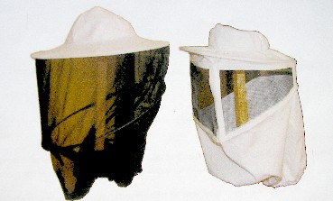 COIFFURE DE SECURITE, DESTINEE A LA PRATIQUE DE L'APICULTURE, SOUS LA FORME D’UN CHAPEAU EN TOILE DE COTON EPAISSE MUNI D'UN VOILE SOIT EN NYLON, SOIT EN FIBRES DE VERRE, AFIN DE PROTEGER LA TETE ET LE VISAGE DES PIQURES D'ABEILLES.

LE VOILE FAIT PARTIE INTEGRANTE DU CHAPEAU.