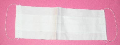 MASQUE HYGIENIQUE JETABLE EN PAPIER, A USAGE UNIQUE, DOTE DE PLIS CREUX D’AISANCE, COUVRANT LA PARTIE INFERIEURE DU VISAGE, AVEC UN ELASTIQUE A CHAQUE EXTREMITE PERMETTANT DE LE FIXER DERRIERE LES OREILLES.

CE MASQUE N’EST PAS STERILE.