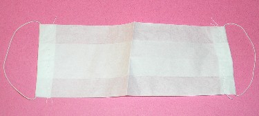 MASQUE HYGIENIQUE JETABLE EN PAPIER, A USAGE UNIQUE, DOTE DE PLIS CREUX D’AISANCE, AVEC UN ELASTIQUE A CHAQUE EXTREMITE PERMETTANT DE LE FIXER DERRIERE LES OREILLES.

CE MASQUE N’EST PAS STERILE.