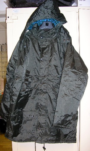 MANTEAU POUR HOMMES, EN TISSU DE FIBRES SYNTHÉTIQUES (POLYESTER) ENDUIT SUR LA FACE INTERNE D'UNE FEUILLE DE MATIÈRE PLASTIQUE NON ALVÉOLAIRE (PVC) ET DESCENDANT AU-DESSOUS DE LA MI-CUISSE.

CE VÊTEMENT COMPORTE UNE CAPUCHE AMOVIBLE POURVUE D'UN CORDON COULISSANT SUR TOUT SON POURTOUR ET SE FERMANT PAR DEUX BOUTONS-PRESSIONS, UN COL DOUBLÉ DE VELOURS CÔTELÉ, UNE OUVERTURE COMPLÈTE SUR LE DEVANT SE FERMANT GAUCHE SUR DROITE AU MOYEN D'UNE FERMETURE À GLISSIÈRE RECOUVERTE D'UNE PATTE DE PROTECTION BOUTONNÉE, DES MANCHES LONGUES FORME RAGLAN RESSERRÉES À LEUR EXTRÉMITÉ PAR UN POIGNET INTÉRIEUR EN BORD-CÔTE, UNE DOUBLURE COMPLÈTE EN TISSU ÉCOSSAIS REMBOURRÉ, DEUX POCHES REPOSE-MAINS, DEUX POCHES PLAQUÉES À RABAT BOUTONNÉ SITUÉES SOUS LA TAILLE ET DEUX POCHES INTÉRIEURES. 
LA BASE DE CE VÊTEMENT EST RESSERRÉE PAR UN CORDON COULISSANT.

LONGUEUR DOS : 93 CM POUR UNE TAILLE XL.