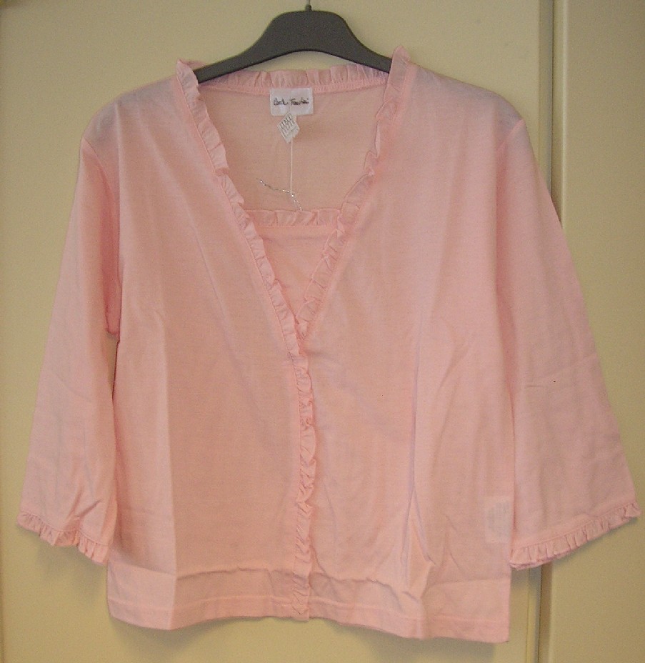 PYJAMA POUR FEMMES COMPOSÉ DE DEUX VÊTEMENTS ASSORTIS QUANT À LA COUPE, LA COULEUR ET AUX DÉCORATIONS, CONFECTIONNÉS EN ÉTOFFE DE BONNETERIE FINE MAJORITAIREMENT DE FIBRES SYNTHÉTIQUES (65% POLYESTER – 35% COTON) : 

- UN VÊTEMENT, DE TYPE T-SHIRT, DESTINÉ À RECOUVRIR LA PARTIE SUPÉRIEURE DU CORPS, DESCENDANT JUSQU'AUX HANCHES, AVEC DES MANCHES 3/4 , AVEC UNE ENCOLURE CARRÉE, AVEC UN VOLANT DE MÊME COULEUR QUE LE RESTE DU VÊTEMENT À L'EXTRÉMITÉ DES MANCHES ET SUR LE POURTOUR DE L'ENCOLURE AVEC PROLONGEMENT JUSQU'À LA BASE, AVEC UN OURLET À LA BASE. 

- UN PANTALON DE COUPE SIMPLE, DE LA MÊME COULEUR QUE LE HAUT, SANS OUVERTURE, AVEC UN BORD ÉLASTIQUE À LA TAILLE, AVEC UN VOLANT IDENTIQUE À CEUX DU HAUT À L'EXTRÉMITÉ DES JAMBES. 

CES DEUX VÊTEMENTS SONT DESTINÉS À ÊTRE VENDUS ENSEMBLE.