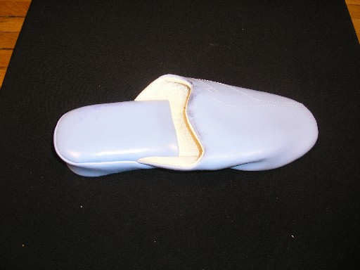CHAUSSURE D'INTERIEUR, GENRE MULE, POUR FEMMES, DONT LE DESSUS ET LA SEMELLE EXTERIEURE SONT EN MATIERE PLASTIQUE, LA SEMELLE INTERIEURE EST EN MATIERE TEXTILE ET MESURE 24 CM, LE TALON MESURE 3.50 CM DE HAUTEUR, AVEC COUTURE REPRESENTANT UN MOTIF SUR LE DESSUS DE LA CHAUSSURE.