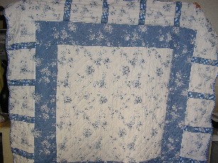 COUVRE-LIT DE FORME RECTANGULAIRE, EN MATIERE TEXTILE DE FIBRES SYNTHETIQUES (70% POLYESTER – 30% COTON) MATELASSEE, CONSTITUE D'UNE COUCHE EN TISSU IMPRIME DE FIBRES SYNTHETIQUES ET D'UNE COUCHE DE NONTISSE. CES DEUX COUCHES SONT SEPAREES PAR UNE COUCHE DE REMBOURRAGE.

CES TROIS COUCHES SONT ASSEMBLEES PAR PLUSIEURS RANGS DE PIQURES SERVANT AU CAPITONNAGE. CE COUVRE-LIT COMPORTE UN BIAIS SUR SON POURTOUR.

DIMENSION : 200 X 195 CMS,