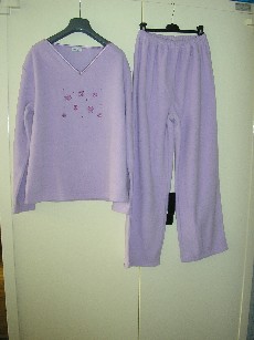 PYJAMA POUR FEMMES, EN ETOFFE DE BONNETERIE 100% POLYESTER, ASPECT POLAIRE, COMPOSE:

-D'UN VETEMENT DESTINE A RECOUVRIR LA PARTIE SUPERIEURE DU CORPS, GENRE PULLOVER, DE FORME AMPLE, DESCENDANT SOUS LES HANCHES, AVEC UNE ENCOLURE EN V BORDEE PAR UN BIAIS EN SATIN, DES MANCHES LONGUES DONT LES EXTREMITES SONT OURLEES, LA BASE DU VETEMENT EST OURLEE, BRODERIES AU NIVEAU DE LA POITRINE.

-D'UN VETEMENT DESTINE A RECOUVRIR LA PARTIE INFERIEURE DU CORPS, GENRE PANTALON, DE FORME AMPLE, SANS OUVERTURE, AVEC UNE TAILLE ELASTIQUEE, LA BASE DES JAMBES EST OURLEE.