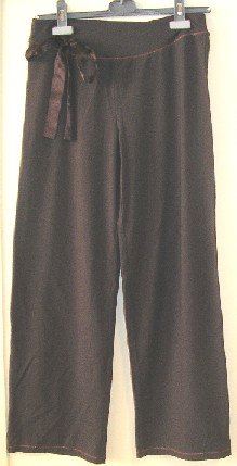 PANTALON POUR FEMMES, CONFECTIONNÉ EN BONNETERIE À MAILLES FINES (47% COTON - 47% MODAL - 6% ÉLASTHANNE) TEINTE UNIFORMÉMENT, DE COUPE SIMPLE ET AMPLE, DESCENDANT JUSQU'AU-DESSUS DES CHEVILLES, AVEC UN LARGE BORD-CÔTE À LA TAILLE, SANS OUVERTURE, SANS POCHE, AVEC UN RUBAN DE SATIN FIXÉ PAR COUTURE SUR LE CÔTÉ DROIT À NOUER À LA TAILLE.

L'EXTRÉMITÉ DES JAMBES EST OURLÉE.