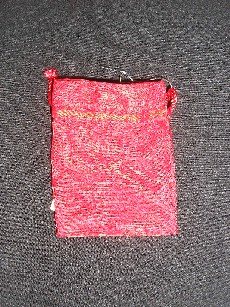 PETIT SACHET EN TISSU 100% POLYESTER, ASPECT ORGANZA TRANSPARENT, ENTIEREMENT DOUBLE, AVEC UN CORDON A NOUER, DESTINE A L'EMBALLAGE DE DIVERS ARTICLES, BIJOUTERIE, PRODUITS COSMETIQUES ETC...
