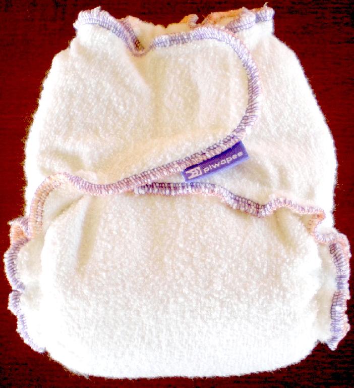 COUCHE-CULOTTE POUR BEBE CONFECTIONNEE EN ETOFFE DE BONNETERIE DE FIBRES ARTIFICIELLES 90% BAMBOU – 10% POLYESTER, REMBOURREE, NON IMPERMEABLE, DOTEE A L’INTERIEUR D’UNE DOUBLURE MAINTENUE A LA COUCHE A L’AIDE DE BOUTONS-PRESSION, DESTINEE A ETRE PORTEE SOUS UNE CULOTTE IMPERMEABLE, DOTEE D’UN ELASTIQUE A LA TAILLE ET AUX ENTREJAMBES, SE FERMANT A LA TAILLE A L’AIDE D’UNE BANDE VELCRO REGLABLE.