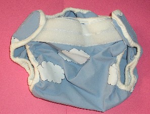 SUR-CULOTTE POUR BEBE CONFECTIONNEE EN TISSU DE FIBRES SYNTHETIQUES (95% NYLON) DESTINEE A ETRE PORTEE SUR UNE COUCHE ABSORBANTE, DOTEE D’UN BIAIS DE FINITION ET UN ELASTIQUE A LA TAILLE ET AUX ENTREJAMBES, SE FERMANT A LA TAILLE A L’AIDE D’UNE BANDE VELCRO REGLABLE.

CETTE SUR-CULOTTE EST DOTEE DE MOTIFS DECORATIFS.