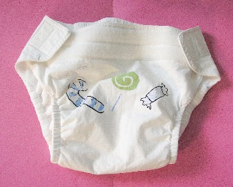 CULOTTE POUR BEBE CONFECTIONNEE EN TISSU DE FIBRES SYNTHETIQUES ET COTON (50% NYLON- 50% COTON), AVEC UNE DOUBLURE INTERNE EN ETOFFE DE BONNETERIE VELOURS, CONCUE POUR RECEVOIR UN INSERT ABSORBANT QUI SE GLISSE DANS LA CULOTTE PAR L’ARRIERE, DOTEE D’UN ELASTIQUE A LA TAILLE ET AUX ENTREJAMBES, SE FERMANT A LA TAILLE A L’AIDE D’UNE BANDE VELCRO REGLABLE.

L’INSERT EST FOURNI AVEC LA CULOTTE.

CETTE CULOTTE EST DOTEE DE MOTIFS DECORATIFS.