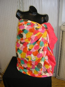 PAREO, POUR FEMMES, EN TISSU 100% COTON, DE DIMENSION 1.16 X 1.78 CM, AVEC UN OURLET SUR TOUT SON POURTOUR, DESTINE A ETRE ENROULE AUTOUR DU CORPS.
