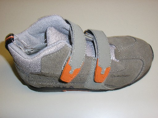 CHAUSSURE POUR ENFANTS, GENRE RANDONNEE, NON RECONNAISSABLE COMME ETANT POUR GARCONS OU FILLES, RECOUVRANT LA CHEVILLE, DONT LE DESSUS EST EN CUIR A 80% ET EN MATIERE SYNTHETIQUE A 20%, LA SEMELLE EXTERIEURE EST EN CAOUTCHOUC ET PRESENTE DES SCULPTURES, LA SEMELLE INTERIEURE MESURE MOINS DE 24 CM ET N'EST PAS A TECHNOLOGIE SPECIALE, LA LANGUETTE EST EN MATIERE TEXTILE SYNTHETIQUE, FERMETURE PAR LANIERES A BANDE VELCRO SUR LE DESSUS, LOGO PUBLICITAIRE IMPRIME AU TALON, DANS LA SEMELLE EXTERIEURE ET SUR LE COTE EXTERIEUR.