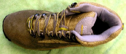 CHAUSSURE DESTINÉE À LA MARCHE À PIED OU AU TREKKING, NON RECONNAISSABLE COMME ÉTANT POUR HOMMES OU POUR FEMMES, RECOUVRANT LA CHEVILLE SANS COUVRIR LE MOLLET, AVEC UN DESSUS MAJORITAIREMENT EN CUIR COMPORTANT DES PARTIES EN MATIÈRE TEXTILE (70% CUIR, 30% TEXTILE), AVEC UNE SEMELLE EXTÉRIEURE EN CAOUTCHOUC, AVEC UNE SEMELLE INTÉRIEURE D'UNE LONGUEUR SUPÉRIEURE À 24 CM.

CETTE CHAUSSURE PRÉSENTE UNE OUVERTURE SUR LE DESSUS POURVUE D'UNE LANGUETTE REMBOURRÉE, SE FERMANT PAR DES LACETS, UNE PARTIE REMBOURRÉE AUTOUR DE LA CHEVILLE, UNE SEMELLE INTERMÉDIAIRE ANTI-PERFORATION ET UNE SEMELLE EXTÉRIEURE FORTEMENT CRANTÉE.