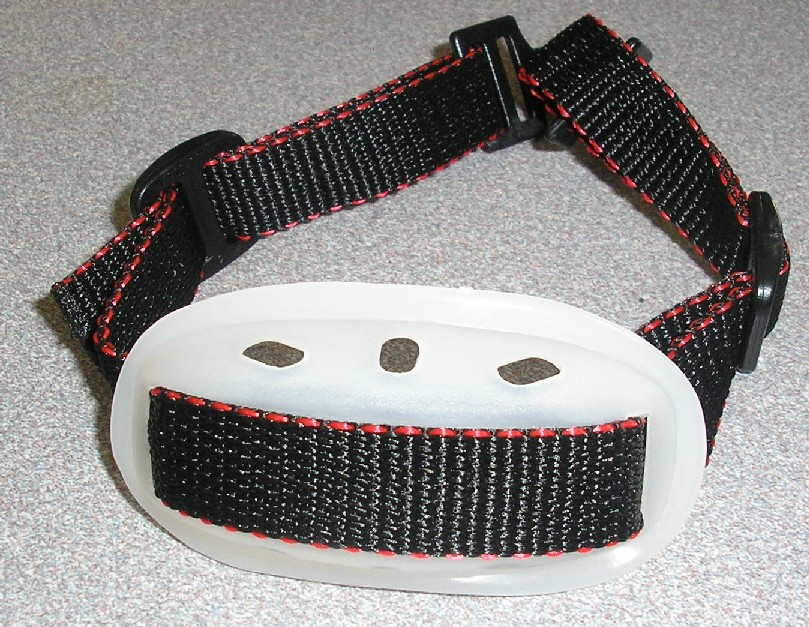 JUGULAIRE CONSTITUÉE D'UNE BANDE EN MATIÈRE TEXTILE DE LONGUEUR RÉGLABLE, D' UNE MENTONNIÈRE EN MATIÈRE PLASTIQUE ET DE DEUX CROCHETS EN MATIÈRE PLASTIQUE AUX EXTRÉMITÉS POUR PERMETTRE SA FIXATION SUR UN CASQUE DE CHANTIER.