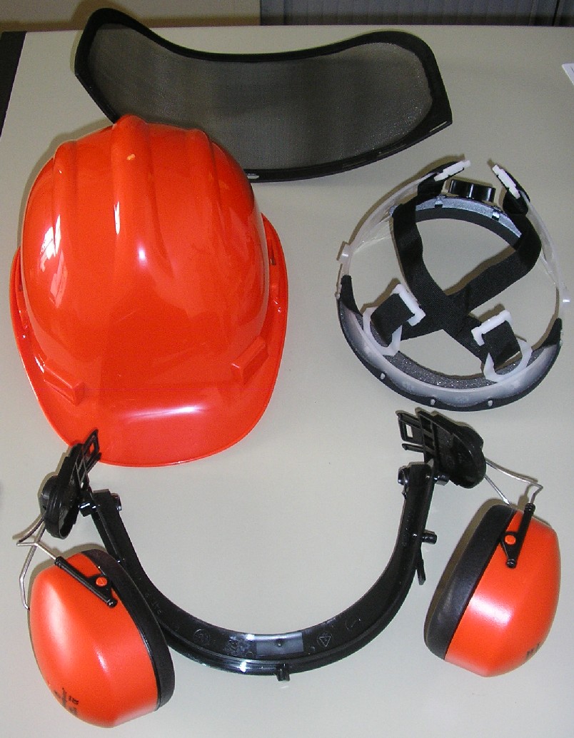 CASQUE DE SÉCURITÉ EN MATIÈRE PLASTIQUE ACCOMPAGNÉ DE  PLUSIEURS ACCESSOIRES DESTINÉS À ÊTRE FIXÉS SUR LUI:

   - UNE COURONNE DE MATIÈRE PLASTIQUE COMPORTANT UN  SERRE NUQUE À CRÉMAILLÈRE, UNE MOUSSE DE CONFORT CONTRECOLLÉE À UNE BANDE TEXTILE ANTI-TRANSPIRATION SUR LE DEVANT ET DEUX BANDES DE MATIÈRE TEXTILES CROISÉES SUR LE DESSUS,
   - UN CASQUE ANTI-BRUIT,
   - UN PORTE VISIÈRE EN MATIÈRE PLASTIQUE,
   - UNE VISIÈRE GRILLAGÉE EN MATIÈRE PLASTIQUE.