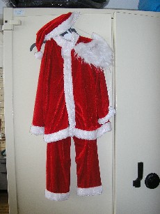 ENSEMBLE POUR DEGUISEMENT DE PERE NOEL, POUR GARCONNET, EN BONNETERIE 100% POLYESTER, ASPECT VELOURS, COMPRENANT:

-UNE VESTE NON DOUBLEE, COMPORTANT UN COL DROIT, DES MANCHES LONGUES, UNE OUVERTURE COMPLETE SUR LE DEVANT AU MILIEU AVEC POUR FERMETURE UNE BANDE VELCRO SE FERMANT DE GAUCHE SUR DROITE, DECORATION PELUCHE BLANCHE, IMITATION FOURRURE, EN BORDURE DU COL, DE L'OUVERTURE, A LA BASE DES MANCHES ET DU VETEMENT.

-UN PANTALON SANS OUVERTURE, AVEC UNE TAILLE ELASTIQUEE, LA BASE DES JAMBES SE TERMINE PAR UNE BANDE DE PELUCHE BLANCHE, IMITATION FOURRURE.

-UN BONNET EN POINTE, AVEC UN POMPON BLANC A L'EXTREMITE DE LA POINTE, LA BASE DU BONNET SE TERMINE PAR UNE BANDE DE PELUCHE BLANCHE, IMITATION FOURRURE.

-UNE FAUSSE BARBE BLANCHE, EN PELLETERIE FACTICE, AVEC UN ELASTIQUE POUR LE MAINTIEN.