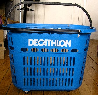 PANIER-CHARIOT EN MATIÈRE PLASTIQUE, MUNI DE QUATRE ROULETTES ET DOTÉ D'UNE ANSE PERMETTANT DE LE TIRER COMME UN CHARIOT ET D'UNE SECONDE ANSE POUR LE PORTER COMME UN PANIER.

CET ARTICLE EST DESTINÉ À ÊTRE UTILISÉ PAR LES CLIENTS POUR TRANSPORTER LEURS MARCHANDISES DANS LES MAGASINS.