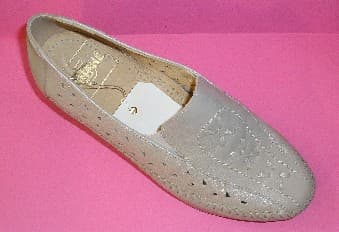 CHAUSSURE POUR FEMMES, SIMILAIRE A UN MOCASSIN, PRESENTANT UNE SEMELLE EXTERIEURE EN CAOUTCHOUC (ELASTHOMERE) DOTEE DE SCULPTURES ANTIDÉRAPANTES ET UN DESSUS EN CUIR NATUREL, DONT LA CLAQUE EST CONSTITUEE DE LANIERES ET COMPORTE PLUSIEURS DECOUPURES. LA SEMELLE INTERIEURE EST SUPERIEURE A 24 CM. CETTE CHAUSSURE NE COUVRE PAS LA CHEVILLE. ELLE PRESENTE UN TALON COMPENSE DONT LA PLUS GRANDE HAUTEUR DU TALON ET DE LA SEMELLE REUNIS DEPASSE 3 CM (ENVIRON 4 CM).

TAILLE : 37