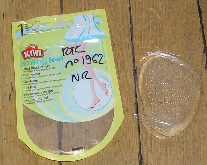COUSSINETS EN MATIÈRE PLASTIQUE SOUPLE (POLYURÉTHANE), TRANSLUCIDES, DESTINÉS À ÊTRE PLACÉS DANS LES CHAUSSURES SOUS LA PLANTE DES PIEDS POUR ÉVITER AUX PIEDS DE GLISSER À L'INTÉRIEUR.
CES ARTICLES SONT CONDITIONNÉS POUR LA VENTE AU DÉTAIL DANS UN SACHET PLASTIQUE.