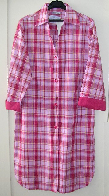 CHEMISE DE NUIT POUR FEMMES, DE TYPE LIQUETTE, CONFECTIONNÉE EN TISSU IMPRIMÉ DE COTON (MOTIF MADRAS), DESCENDANT JUSQU'AUX GENOUX.

CETTE CHEMISE DE NUIT COMPORTE UNE ENCOLURE EN V AVEC UN COL POINTU, UNE OUVERTURE TOTALE SUR LE DEVANT SE FERMANT CÔTÉ DROIT SUR GAUCHE PAR DES BOUTONS ET DES MANCHES 3/4 TERMINÉES PAR UN REVERS UNICOLORE.

LA BASE EST OURLÉE, DE FORME ARRONDIE, ET PRÉSENTE DES FENTES LATÉRALES DE 35 CM DE LONGUEUR.

LONGUEUR DOS : 95 CM POUR UN TAILLE M.