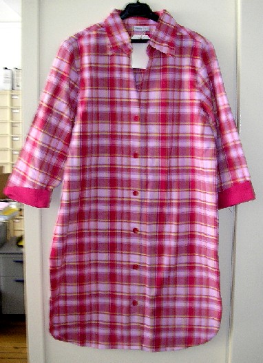 CHEMISE DE NUIT POUR FEMMES, DE TYPE LIQUETTE, CONFECTIONNÉE EN TISSU IMPRIMÉ DE COTON (MOTIF MADRAS), DESCENDANT JUSQU'AUX GENOUX.

CETTE CHEMISE DE NUIT COMPORTE UNE ENCOLURE EN V AVEC UN COL POINTU, UNE OUVERTURE TOTALE SUR LE DEVANT SE FERMANT CÔTÉ DROIT SUR GAUCHE PAR DES BOUTONS ET DES MANCHES 3/4 TERMINÉES PAR UN REVERS UNICOLORE.

LA BASE EST OURLÉE, DE FORME ARRONDIE, ET PRÉSENTE DES FENTES LATÉRALES DE 17 CM DE LONGUEUR.

LONGUEUR DOS : 95 CM POUR UN TAILLE M.