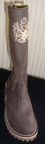 BOTTE, DE TYPE CAVALIÈRE, NON RECONNAISSABLE COMME ÉTANT POUR HOMMES OU POUR FEMMES, COUVRANT LA CHEVILLE MAIS NE COUVRANT PAS ENTIÈREMENT LE MOLLET, AVEC UN DESSUS EN CUIR (ASPECT DAIM), AVEC UNE SEMELLE INTÉRIEURE D'UNE LONGUEUR SUPÉRIEURE À 24 CM ET AVEC UNE SEMELLE EXTÉRIEURE EN CAOUTCHOUC.

CETTE CHAUSSURE PRÉSENTE UNE OUVERTURE SUR LE CÔTÉ EXTÉRIEUR SE FERMANT AU MOYEN D'UNE FERMETURE À GLISSIÈRE, UN MOTIF DÉCORATIF BRODÉ SUR LE HAUT DE LA TIGE ET UNE PETITE FENTE AINSI QU'UN LOGO PULICITAIRE SITUÉS À L'ARRIÈRE DU MOLLET. LA SEMELLE EXTÉRIEURE EST FORTEMENT CRANTÉE.