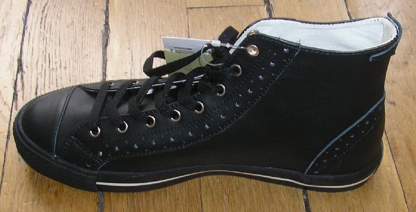 CHAUSSURE DE LOISIR POUR ADULTES, NON RECONNAISSABLE COMME ÉTANT POUR HOMME OU POUR FEMME, COUVRANT LA CHEVILLE, AVEC UN DESSUS EN CUIR, AVEC UNE SEMELLE EXTÉRIEURE EN MATIÈRE PLASTIQUE, AVEC UNE SEMELLE INTÉRIEURE D'UNE LONGUEUR SUPÉRIEURE À 24 CM, AVEC UNE LANGUETTE, AVEC DES LACETS.