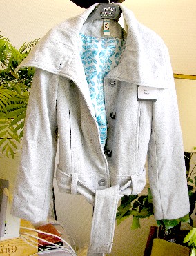 VETEMENT POUR FEMMES, SIMILAIRE A UN BLOUSON, EN TISSU DE LAINE (60% LAINE – 40% VISCOSE) DESTINE A COUVRIR LA PARTIE SUPERIEURE DU CORPS, DESCENDANT JUSQU'AUX HANCHES, AVEC UN COL TRES LARGE, AVEC DES MANCHES LONGUES POURVUES A LEURS EXTREMITES D'UN OURLET, D’UNE FENTE ET D’UN BOUTON, AVEC UNE OUVERTURE COMPLETE SUR LE DEVANT SE FERMANT DROITE SUR GAUCHE A L’AIDE DE BOUTONS, AVEC UNE POCHE DE CHAQUE COTE SUR LA COUTURE AU NIVEAU DE LA TAILLE, AVEC UNE POCHE INTERNE DOTEE D’UNE GANSE ET D’UN BOUTON, AVEC UNE BANDE RAJOUTEE DOTEE DE PASSANTS ET UN LIEN A NOUER RESSERANT A LA BASE, AVEC UNE DOUBLURE SATINE.

LONGUEUR DOS : 53 CM
TAILLE : M
