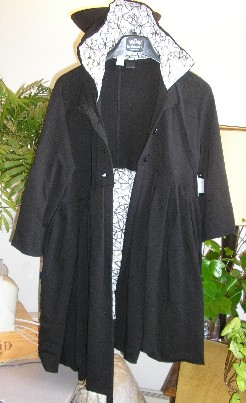 VETEMENT POUR FEMME, STYLE MANTEAU, CONFECTIONNE EN ETOFFE DE BONNETERIE DE COTON (80% COTON – 20% LYCRA), AVEC UN CAPUCHON FIXE DOTE SUR SON POURTOUR D’UN LIEN COULISSANT RESSERRANT, AVEC DES MANCHES ¾ DE FORME PAGODE MUNIES D’UN LARGE OURLET A LEURS EXTREMITES, AVEC UNE OUVERTURE COMPLETE SUR LE DEVANT SE FERMANT DROITE SUR GAUCHE A L’AIDE DE BOUTONS, AVEC UNE POCHE DE CHAQUE COTE DANS LA COUTURE, AVEC DES PLIS CREUX A LA TAILLE, AVEC UNE DOUBLURE, AVEC UN OURLET A LA BASE.

CE VETEMENT DESCEND AU DESSOUS DE LA MI-CUISSES.
LONGUEUR DOS : 87 CM ENVIRON