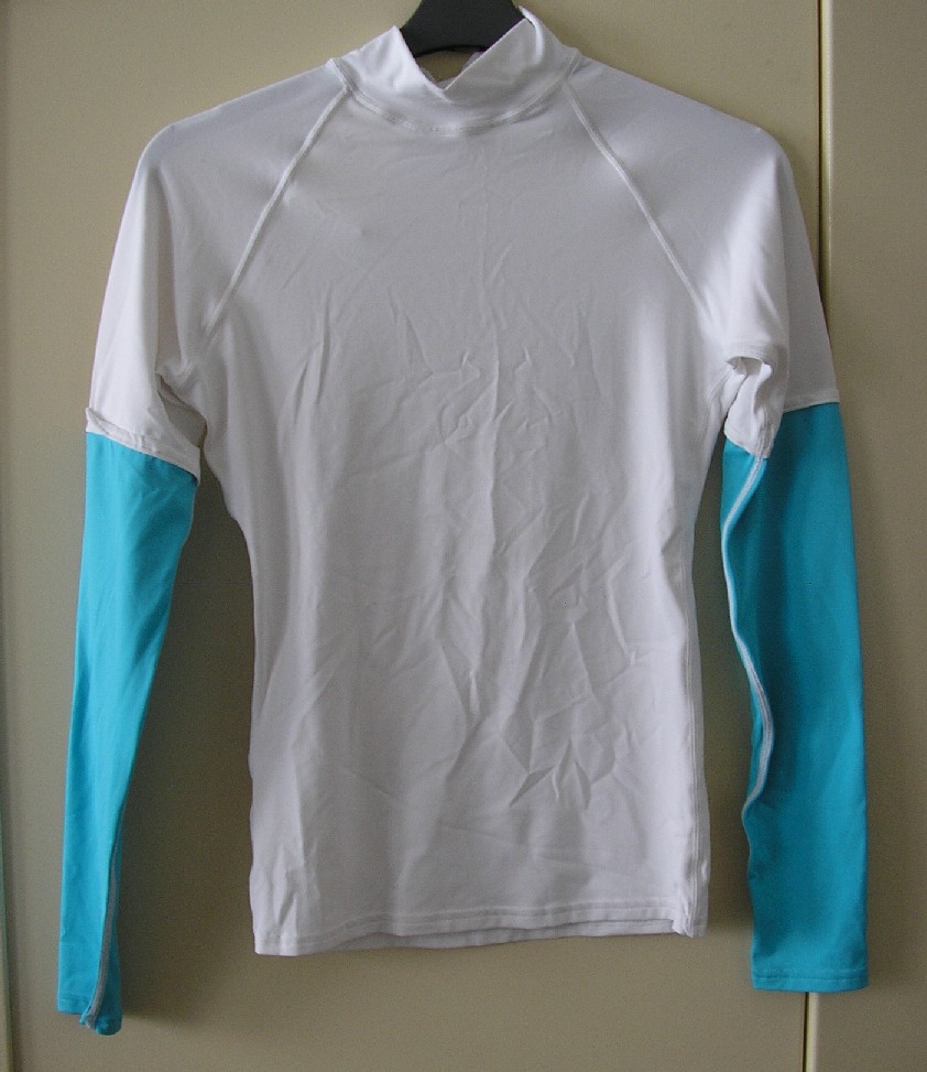 SOUS-PULL, NON RECONNAISSABLE COMME ÉTANT POUR HOMME OU POUR FEMME, EN ÉTOFFE DE BONNETERIE FINE DE FIBRES SYNTHÉTIQUES (92% NYLON – 8% LYCRA), COMPTANT AU MOINS 12 MAILLES PAR CENTIMÈTRE, BICOLORE, DESTINÉ À COUVRIR LA PARTIE SUPÉRIEURE DU CORPS, DESCENDANT JUSQU’À LA TAILLE, AVEC UN COL MONTANT, AVEC DES MANCHES LONGUES FORME RAGLAN, AVEC UN OURLET À L'EXTRÉMITÉ DES MANCHES ET À LA BASE. 
CE VÊTEMENT EST DESTINÉ À ÊTRE PORTÉ LORS DE LA PRATIQUE DE SPORTS NAUTIQUES.
