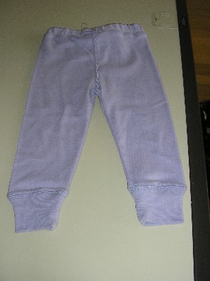 VETEMENT DESTINE A RECOUVRIR LA PARTIE INFERIEURE DU CORPS, PANTALON STYLE CALECON, POUR GARCONS, EN BONNETERIE 100% COTON, COMPORTANT UNE TAILLE ELASTIQUEE AVEC UN BOUTON-PRESSION SE FERMANT DE GAUCHE SUR DROITE, LA BASE DES JAMBES SE TERMINE PAR UN BORD-COTE.