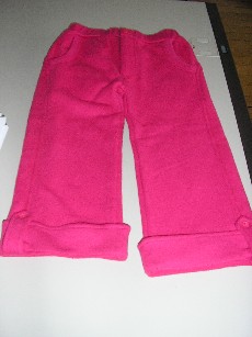 VETEMENT DESTINE A RECOUVRIR LA PARTIE INFERIEURE DU CORPS, GENRE PANTALON POUR GARCONS, EN BONNETERIE 100% COTON, COMPORTANT UNE TAILLE ELASTIQUEE AVEC UN BOUTON SE FERMANT DE GAUCHE SUR DROITE, UNE BRAGUETTE AVEC FERMETURE A GLISSIERE ET PATTE DE PROTECTION, UNE POCHE DE CHAQUE COTE DU VETEMENT, LA BASE DES JAMBES SE TERMINE PAR UN REVERS AVEC UN PASSANT ET UN BOUTON SUR LE COTE.