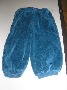 VETEMENT DESTINE A RECOUVRIR LA PARTIE INFERIEURE DU CORPS, GENRE PANTALON, POUR GARCONS, EN BONNETERIE 80% COTON ET 20% POLYESTER, ASPECT VELOURS, COMPORTANT UNE TAILLE ELASTIQUEE AVEC DES PASSANTS ET UN BOUTON SE FERMANT DE GAUCHE SUR DROITE, UNE BRAGUETTE AVEC FERMETURE A GLISSIERE ET PATTE DE PROTECTION, UNE POCHE DE CHAQUE COTE DU VETEMENT, LA BASE DES JAMBES SE TERMINE PAR UN BORD-CÔTE.