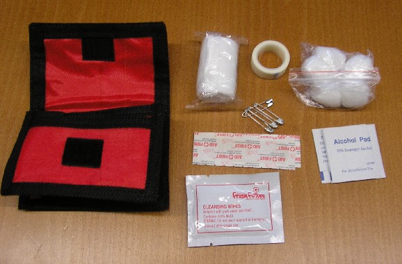 ASSORTIMENT DE MARCHANDISES DENOMME KIT DE DEPANNAGE COMPOSE D’UN CABLE DE BATTERIE, D’UN TRIANGLE DE PRE-SIGNALISATION, D’UN GILET DE SECURITE, D’UNE PAIRE DE GANT, D’UNE TROUSSE PREMIER SECOURS  ET D’UN PONCHO CONDITIONNES ENSEMBLE POUR LA VENTE AU DETAIL FAISANT L'OBJET D'UN CLASSEMENT SEPARE :

- TROUSSE DE PREMIER SECOURS CONTENANT : UN SPARADRAP, UNE BANDE, DU COTON, DES EPINGLES A NOURRICE, DES SACHETS DE LINGETTES IMPREGNEES D’ALCOOL, DES PANSEMENTS….