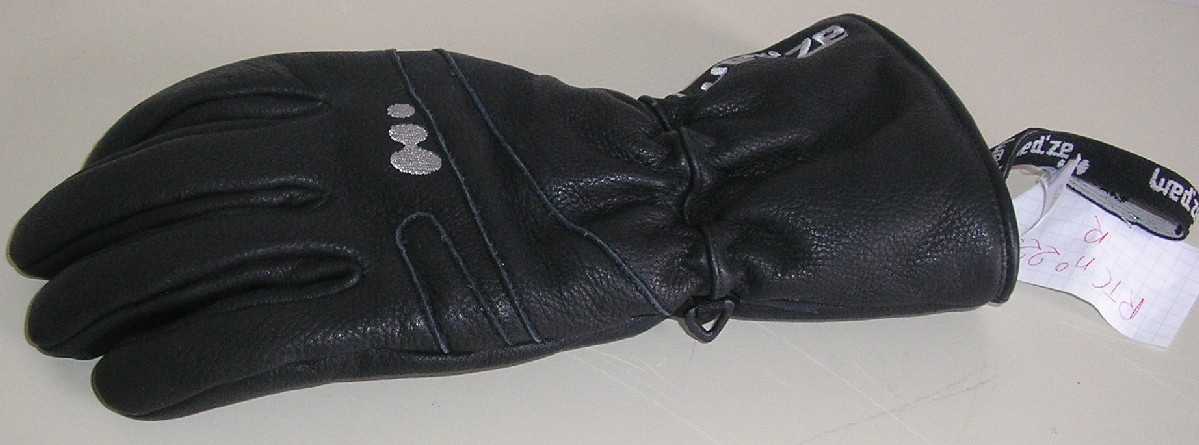 GANT UNICOLORE, NON RECONNAISSABLE COMME ÉTANT POUR HOMMES OU POUR FEMMES, EN CUIR ( BOVIN), ÉLASTIQUÉ AU NIVEAU DU POIGNET, COMPORTANT DEUX MOTIFS BRODÉS SUR LE DESSUS, UNE PETITE BLOUCLE EN PLASTIQUE CÔTÉ EXTÉRIEUR  ET UNE ÉTIQUETTE COUSUE SOUS LA BOUCLE.