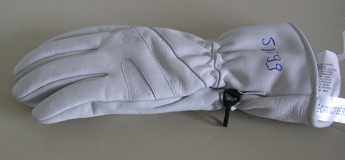 GANT UNICOLORE, NON RECONNAISSABLE COMME ÉTANT POUR HOMMES OU POUR FEMMES, EN CUIR ( BOVIN), ÉLASTIQUÉ AU NIVEAU DU POIGNET, COMPORTANT DEUX MOTIFS BRODÉS SUR LE DESSUS, UNE PETITE BLOUCLE EN PLASTIQUE CÔTÉ EXTÉRIEUR  ET UNE ÉTIQUETTE COUSUE SOUS LA BOUCLE.