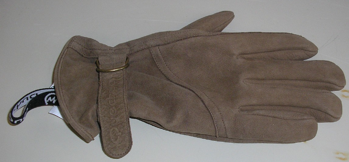 GANT UNICOLORE, NON RECONNAISSABLE COMME ÉTANT POUR HOMMES OU POUR FEMMES, EN CUIR TYPE NUBUCK, ÉLASTIQUÉ AU NIVEAU DU POIGNET CÔTÉ PAUME ET COMPORTANT UNE PATTE DE SERRAGE SUR LE DESSUS DU POIGNET RÉGLABLE AU MOYEN D'UNE BOUCLE MÉTALLIQUE.