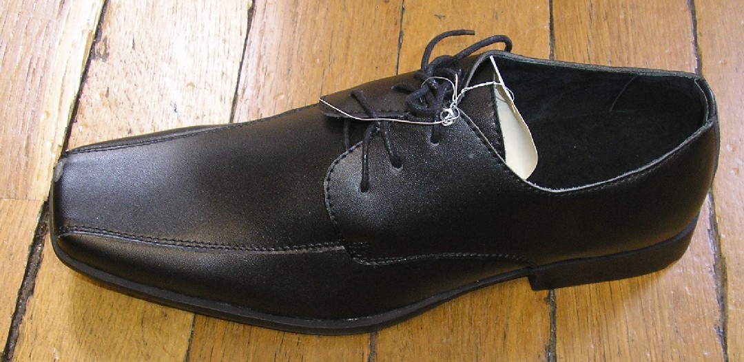 CHAUSSURE POUR HOMME DE TYPE DERBY, NE RECOUVRANT PAS LA CHEVILLE, AVEC UN DESSUS EN CUIR COMPORTANT UNE LANGUETTE ET DES LACETS, AVEC UNE SEMELLE INTÉRIEURE D'UNE LONGUEUR SUPÉRIEURE À 24 CM, AVEC UNE SEMELLE EXTÉRIEURE EN CAOUTCHOUC.