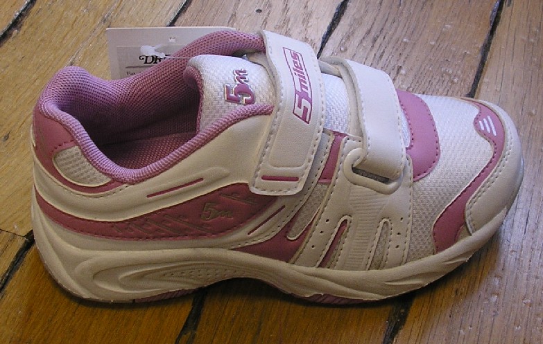 CHAUSSURE POUR ENFANT, TYPE ENTRAINEMENT, NE RECOUVRANT PAS LA CHEVILLE, AVEC UN DESSUS MAJORITAIREMENT EN MATIÈRE PLASTIQUE COMPORTANT DES PARTIES EN MATIÈRE TEXTILE, AVEC UNE SEMELLE EXTÉRIEURE EN CAOUTCHOUC, AVEC UNE SEMELLE INTÉRIEURE D'UNE LONGUEUR INFÉRIEURE À 24 CM, AVEC UNE LANGUETTE, AVEC DEUX LANIÈRES MUNIES DE BANDES VELCRO SUR LE DESSUS POUR UNE BONNE FIXATION.
LA SEMELLE NE COMPORTE PAS DE TECHNOLOGIE SPÉCIALE.