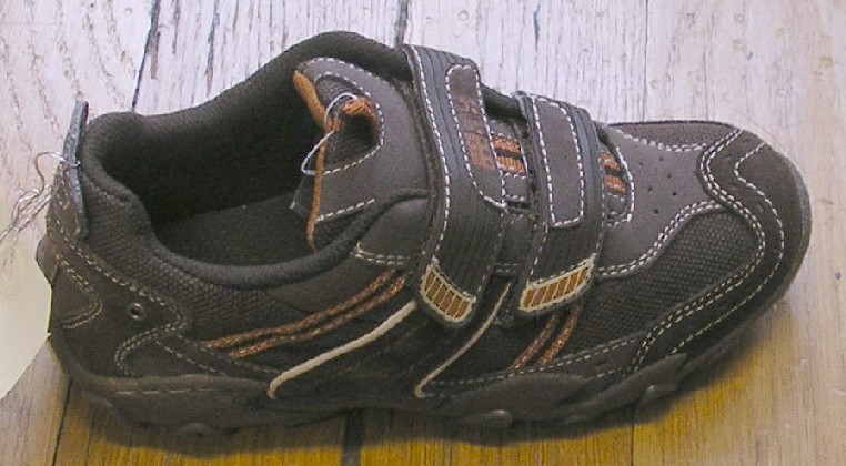 CHAUSSURE POUR ENFANT, TYPE ENTRAINEMENT, NE RECOUVRANT PAS LA CHEVILLE, AVEC UN DESSUS MAJORITAIREMENT EN MATIÈRE PLASTIQUE COMPORTANT DES PARTIES EN  TEXTILE ET EN CUIR, AVEC UNE SEMELLE EXTÉRIEURE EN CAOUTCHOUC, AVEC UNE SEMELLE INTÉRIEURE D'UNE LONGUEUR INFÉRIEURE À 24 CM, AVEC UNE LANGUETTE, AVEC DEUX LANIÈRES MUNIES DE BANDES VELCRO SUR LE DESSUS POUR UNE BONNE FIXATION.
LA SEMELLE NE COMPORTE PAS DE TECHNOLOGIE SPÉCIALE.